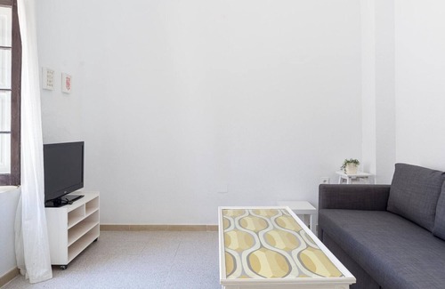 El Palo Cottage | Oceanfront Gite Málaga: Family-Friendly Retreat with Views
