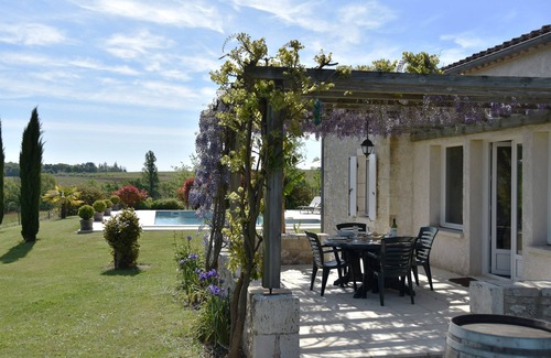 Pellegrue Cottage | Beautiful Gîte with Pool in Entre Deux Mers Vineyards