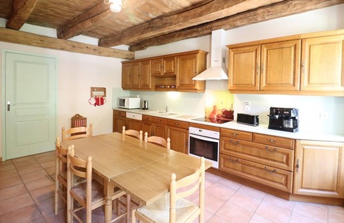 Menet Cottage | Gite Menet: Perfect for Families with Spa and Pet-Friendly Amenities