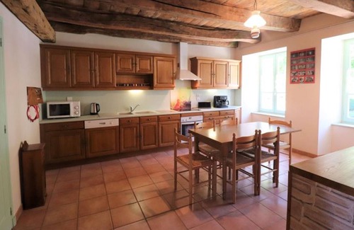 Menet Cottage | Gite Menet: Perfect for Families with Spa and Pet-Friendly Amenities