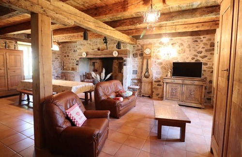 Menet Cottage | Gite Menet: Perfect for Families with Spa and Pet-Friendly Amenities