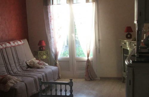 Meusnes Cottage | Cozy Gite Meusnes: Perfect Getaway for Two with Kitchen