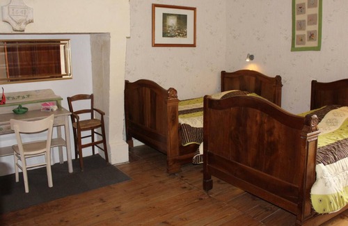 Milhac-de-Nontron Cottage | Cozy Gite Milhac-de-Nontron: Family-Friendly Getaway