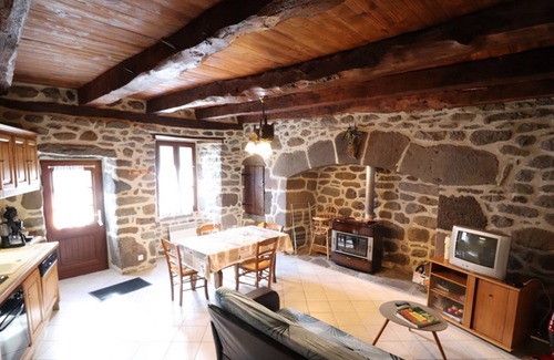 Moussages Cottage | Cozy Gite Moussages: Pet-Friendly Retreat for 3 Guests