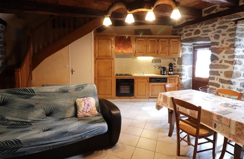 Moussages Cottage | Cozy Gite Moussages: Pet-Friendly Retreat for 3 Guests