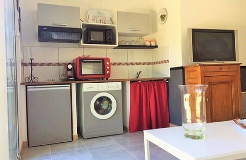 Sorgues Apartment | Cozy Gite near Avignon with Private Pool and Spa Amenities