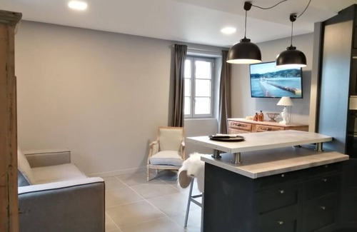 Labatut Apartment | Gite Neuf: Cozy Retreat with Pool & Lake View