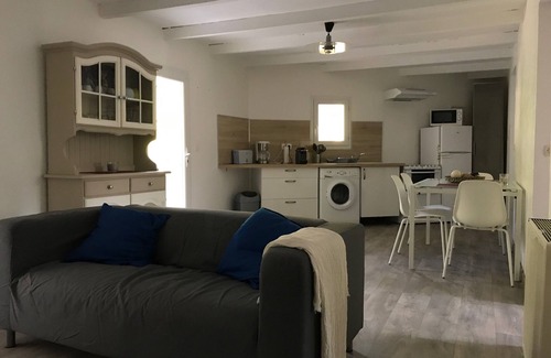 Saint-Julien Apartment | Cozy Gite with Pool and Ocean View, Rated 9.6/10