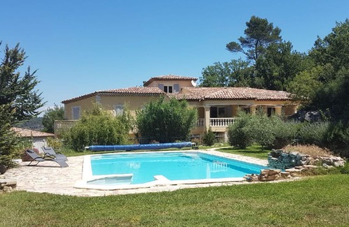 Saint-Julien Apartment | Cozy Gite with Pool and Ocean View, Rated 9.6/10