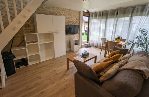 Olivet Cottage | Cozy Gite Olivet: Family Studio with Spa and Kitchen Amenities
