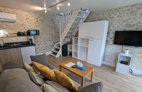 Olivet Cottage | Cozy Gite Olivet: Family Studio with Spa and Kitchen Amenities