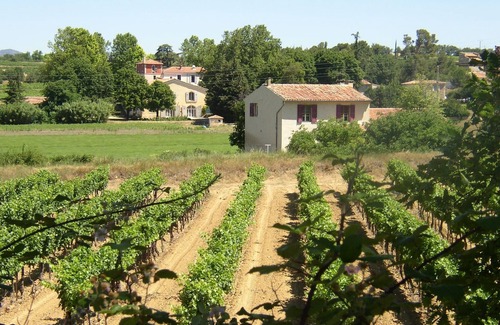 La Tour-d'Aigues House | Tranquil Gite Near Aix en Provence with Lake Views