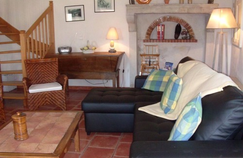 Poezat Cottage | Gite Poëzat: Family-Friendly Retreat with Kitchen Amenities