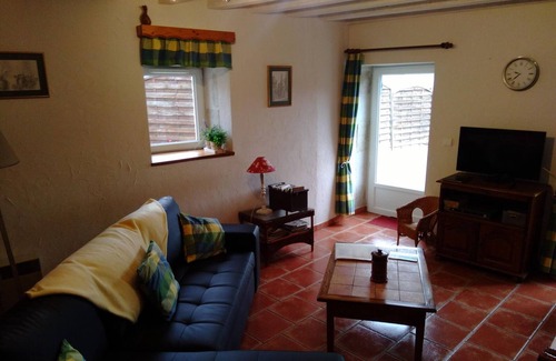 Poezat Cottage | Gite Poëzat: Family-Friendly Retreat with Kitchen Amenities