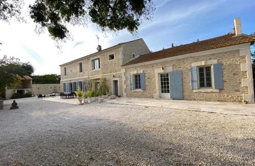 Arles House | Escape to Gite Provençal du Mas Arnaud: Oceanfront Bliss