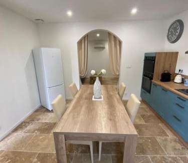 Arles House | Escape to Gite Provençal du Mas Arnaud: Oceanfront Bliss
