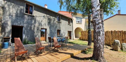 Aydat House | Family-Friendly Gite Puy De Dôme with Oceanfront Views