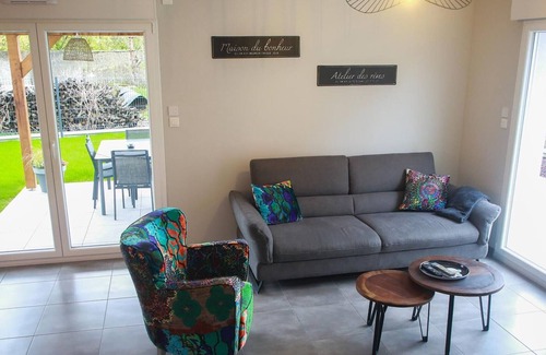 Reguisheim Cottage | Cozy Gite Réguisheim: Family-Friendly with Fireplace