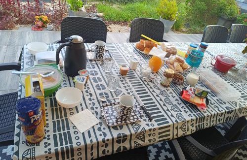 Brevonnes Apartment | Gite Ray: Pet-Friendly Retreat with Oceanfront Views
