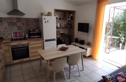 Entrechaux Apartment | Gîte Romarin: Relax Amidst Vineyards & Olive Groves