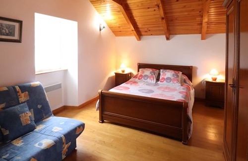 Roumegoux Cottage | Cozy Gite Roumégoux: Perfect for Couples with Kitchen Access