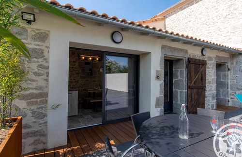 Torfou Cottage | Gite Sèvremoine: Family-Friendly Retreat with Spa & Breakfast