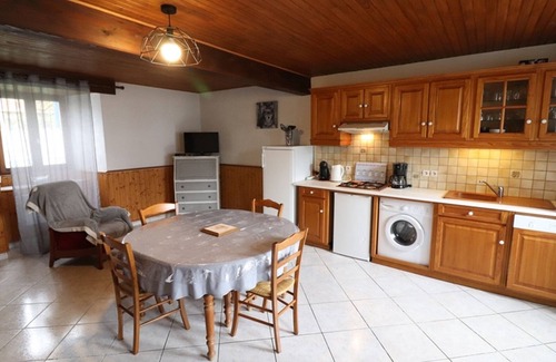 Saint-Etienne-de-Chomeil Cottage | Ideal Getaway at Gite Saint-Étienne-de-Chomeil for 4