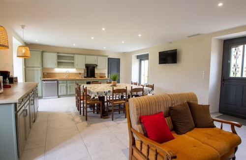 Saint-Crepin-et-Carlucet Cottage | Family-Friendly Gite Saint-Crépin-et-Carlucet with Pool