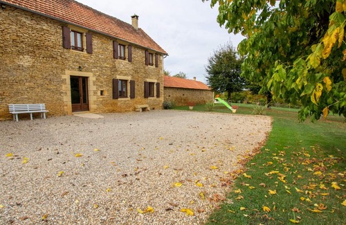 Saint-Crepin-et-Carlucet Cottage | Gite Saint-Crépin-et-Carlucet: Ideal for Families & Pets