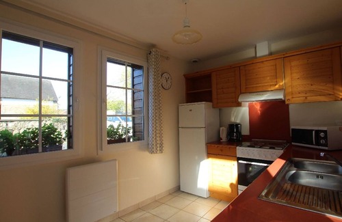 St-Aubin-des-Preaux Cottage | Inviting Gite Saint-Aubin-des-Préaux: 4 Bedrooms & Spa