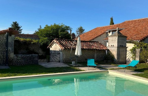 Saint-Paul-Lizonne Cottage | Relax at Gite Saint-Paul-Lizonne with Private Pool & Spa
