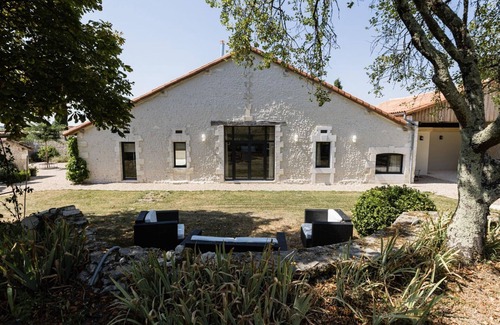 Saint-Paul-Lizonne Cottage | Relax at Gite Saint-Paul-Lizonne with Private Pool & Spa