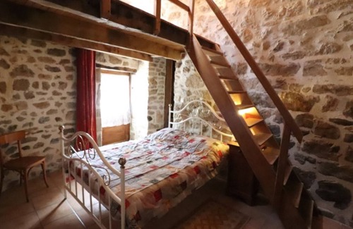 Siran Cottage | Gite Siran: Cozy Retreat with Kitchen & Spa Amenities