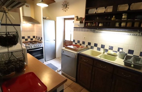 Siran Cottage | Gite Siran: Cozy Retreat with Kitchen & Spa Amenities