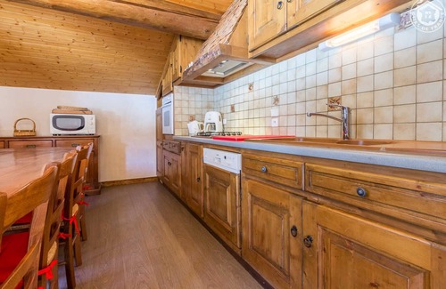 Hauteluce House | Cozy Gite Near Hauteluce-Val Joly with Great Amenities