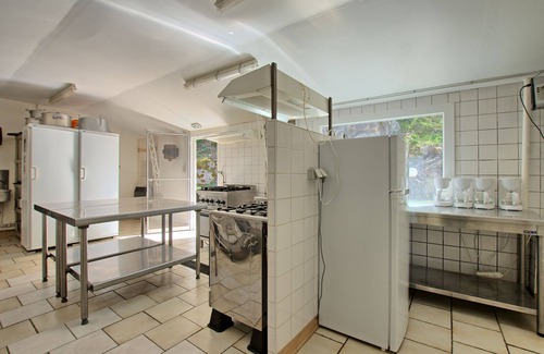 Bagneres-de-Luchon House | Gite Skioura: Group Retreat with Spa and Pet-Friendly Options