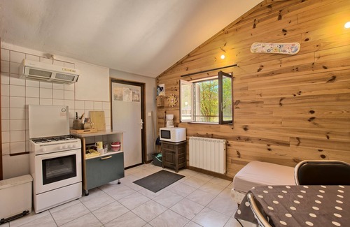 Bagneres-de-Luchon House | Gite Skioura: Group Retreat with Spa and Pet-Friendly Options