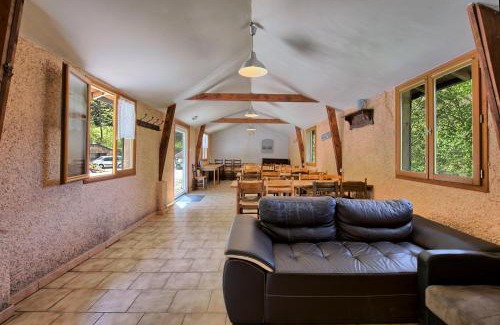 Bagneres-de-Luchon House | Cozy Gite Skioura: Perfect for Groups and Families