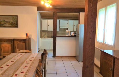 Vitrac House | Spacious Gîte for 10-12 with Shared Heated Pool & Wifi
