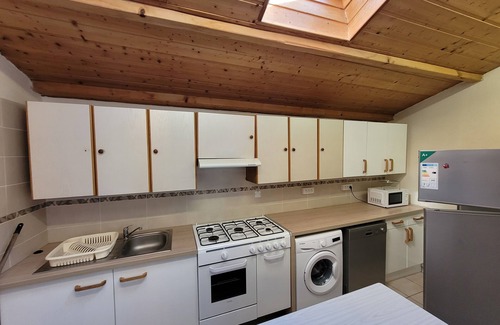 Vitrac House | Spacious Gîte for 10-12 with Shared Heated Pool & Wifi