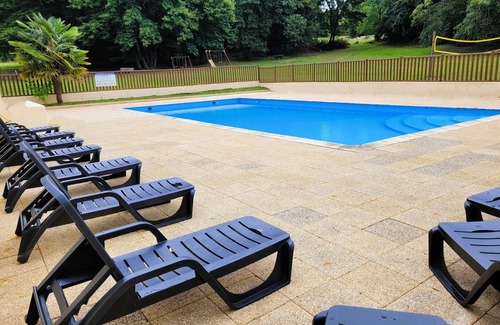 Vitrac House | Spacious Gîte for 10-12 with Shared Heated Pool & Wifi
