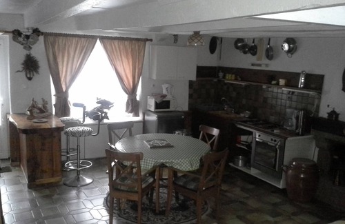 Glomel House | Gîte St Germain sleeps 5, 3 mins from the lake fishing/pedalos, pets welcome!