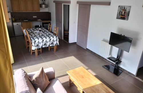 Ailhon Apartment | Beautiful Gite Sunflowers: Family-Friendly with Breakfast