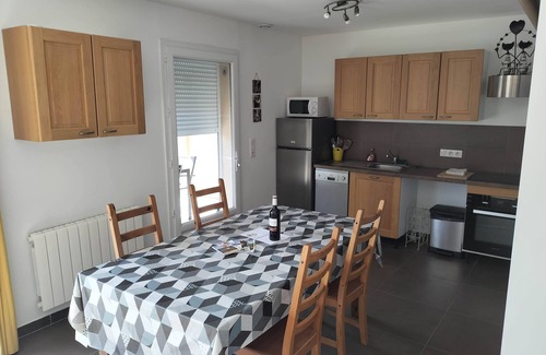 Ailhon Apartment | Beautiful Gite Sunflowers: Family-Friendly with Breakfast