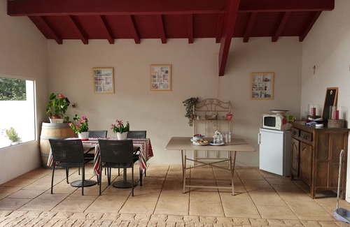 Halsou Cottage | Inviting GITE T3 with Pool and Breathtaking Mountain Views