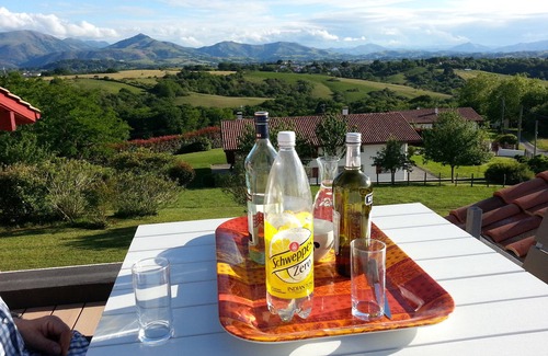 Halsou Cottage | Inviting GITE T3 with Pool and Breathtaking Mountain Views