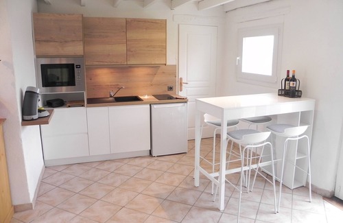 Saint-Frajou Apartment | Relaxing Getaway at Gite The Medlar Domain Cap de Coste