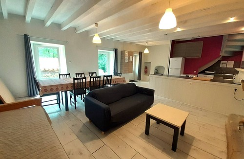 Getigne Cottage | Peaceful Gîte "Tiretaine" with Garden by the River