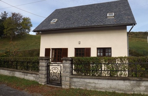 Tremouille Cottage | Discover Gite Trémouille: Family-Friendly Retreat with Spa