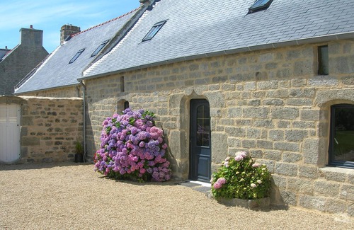 Plobannalec-Lesconil House | Discover Gite Ty Coz Authentique with Ocean View & Pool
